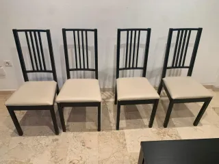 Mesa comedor negra con 4 sillas + 2 taburetes.