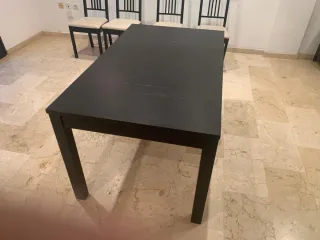 Mesa comedor negra con 4 sillas + 2 taburetes.
