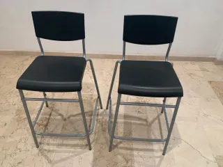 Mesa comedor negra con 4 sillas + 2 taburetes.