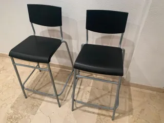 Mesa comedor negra con 4 sillas + 2 taburetes.