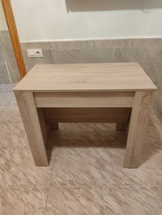 Mesa de escritorio de madera color beige