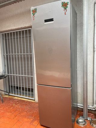 Nevera plateada con congelador usada
