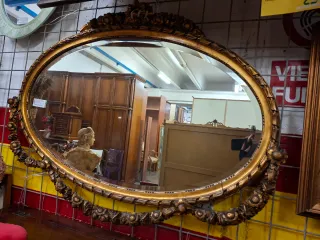 Specchio ovale con cornice in legno dorato