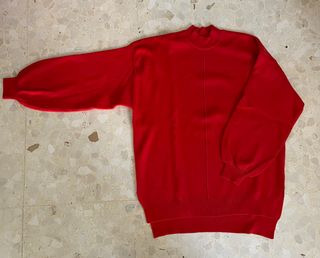 Jersey rojo cuello alto manga abullonada