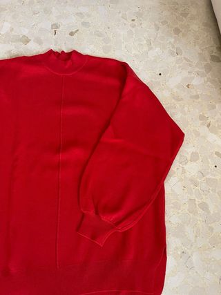 Jersey rojo cuello alto manga abullonada