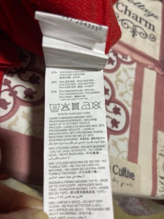 Jersey rojo cuello alto manga abullonada