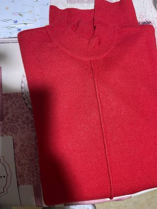 Jersey rojo cuello alto manga abullonada