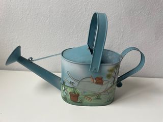 Regadera de metal azul decorada