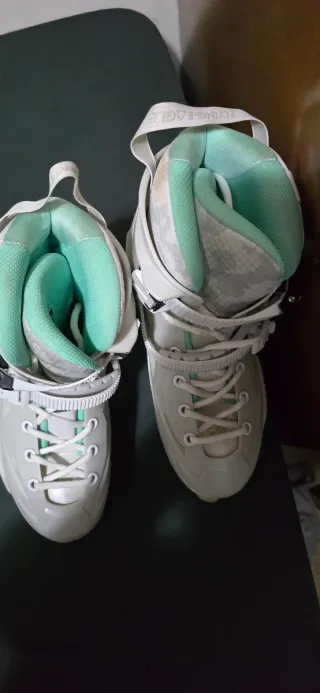 Patines en línea blancos y menta