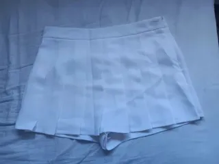 Falda plisada blanca