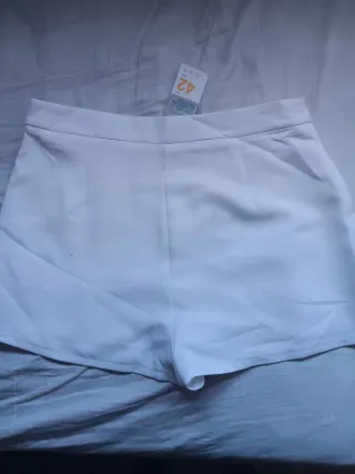 Falda plisada blanca