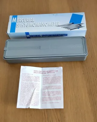 Sfigmomanometro vintage a colonna di mercurio