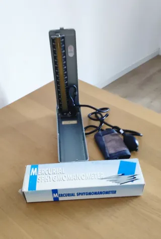 Sfigmomanometro vintage a colonna di mercurio