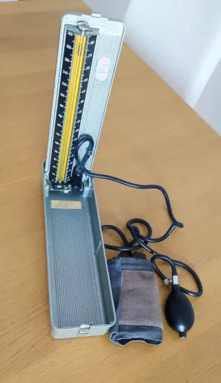 Sfigmomanometro vintage a colonna di mercurio