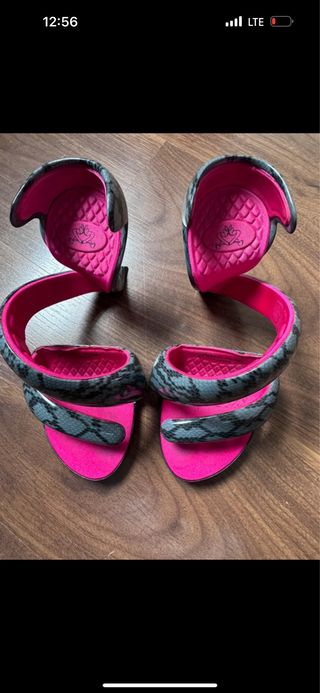 Sandalias Julian Hakes grises y rosas