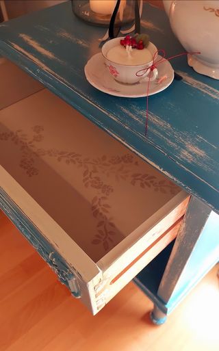 Comodino in legno blu