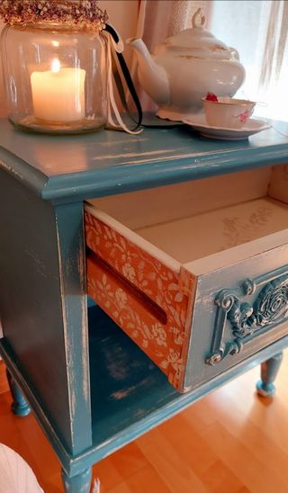 Comodino in legno blu