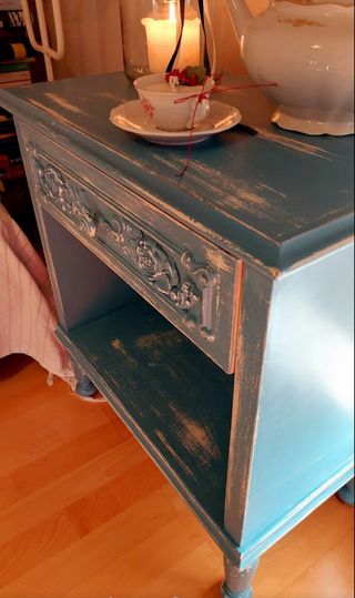 Comodino in legno blu