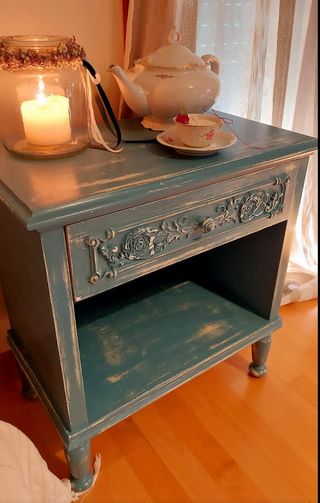 Comodino in legno blu