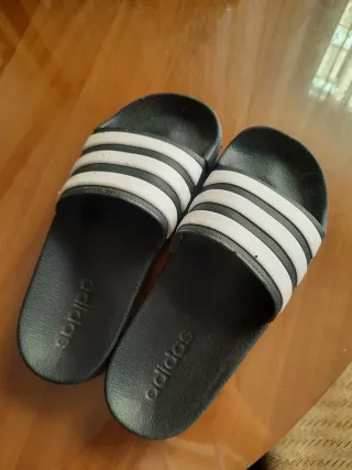 Chanclas Adidas Negras y Blancas