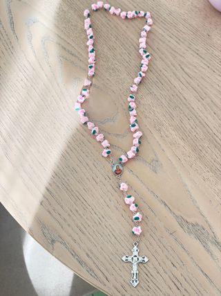 Rosario rosa con cruz plateada