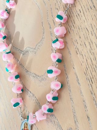 Rosario rosa con cruz plateada