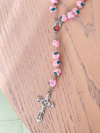 Rosario rosa con cruz plateada
