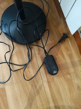 Lámpara de pie con mesa auxiliar