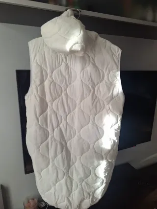 Chaleco acolchado con capucha