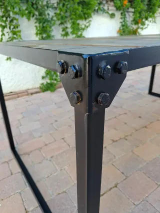 Mesa de madera y metal