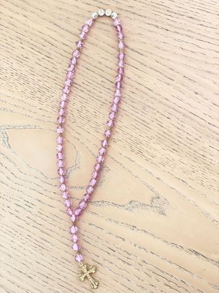 Rosario de cuentas rosas y detalles dorados