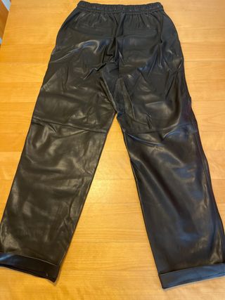 Pantalón largo de polipiel negro