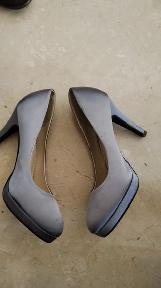 Zapatos de tacón grises