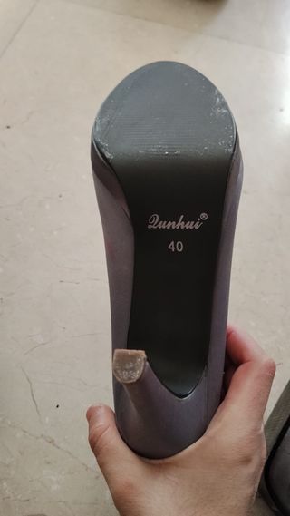 Zapatos de tacón grises