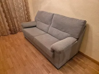 Sofá de tela gris para salón