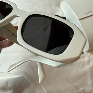 Gafas de sol Prada blancas con estuche