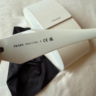 Gafas de sol Prada blancas con estuche