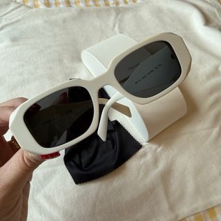 Gafas de sol Prada blancas con estuche