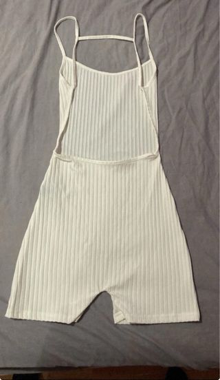 Mono blanco espalda descubierta