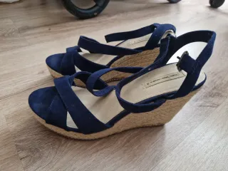 Sandalias cuña Oysho azul talla 39