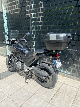 Honda NC 700 X Negra con Baúl Givi