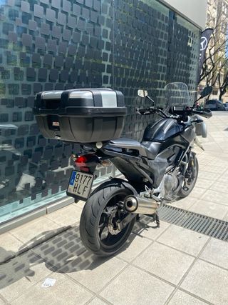 Honda NC 700 X Negra con Baúl Givi