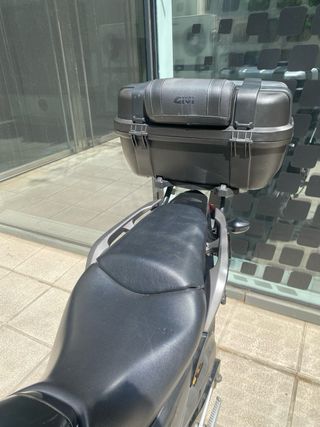 Honda NC 700 X Negra con Baúl Givi