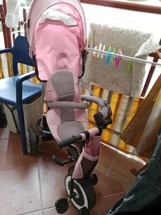 Triciclo de paseo rosa casi nuevo