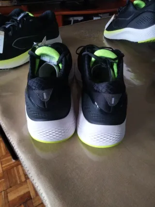 Zapatillas running KIPRUN Hombre Negras