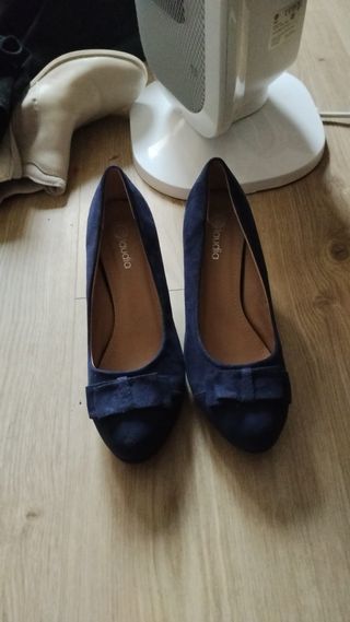 Zapatos de tacón azul con lazo
