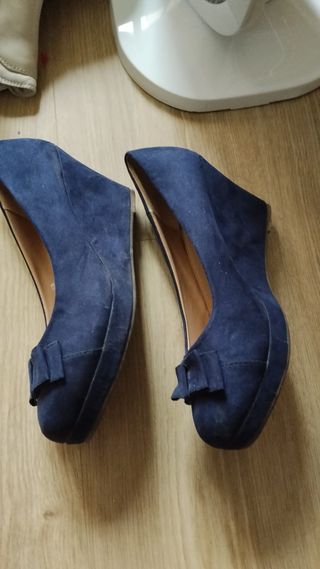 Zapatos de tacón azul con lazo