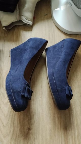 Zapatos de tacón azul con lazo