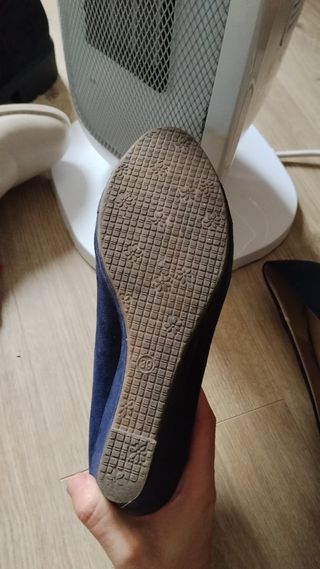 Zapatos de tacón azul con lazo