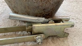 Ranero y ranas metálicas